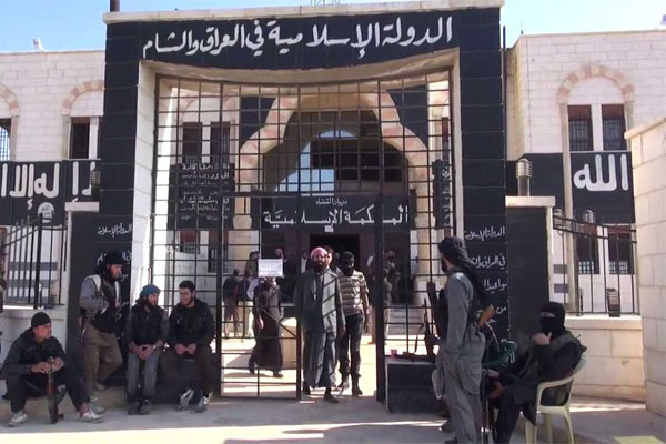 Residents in southern Mosul clash with ISIS