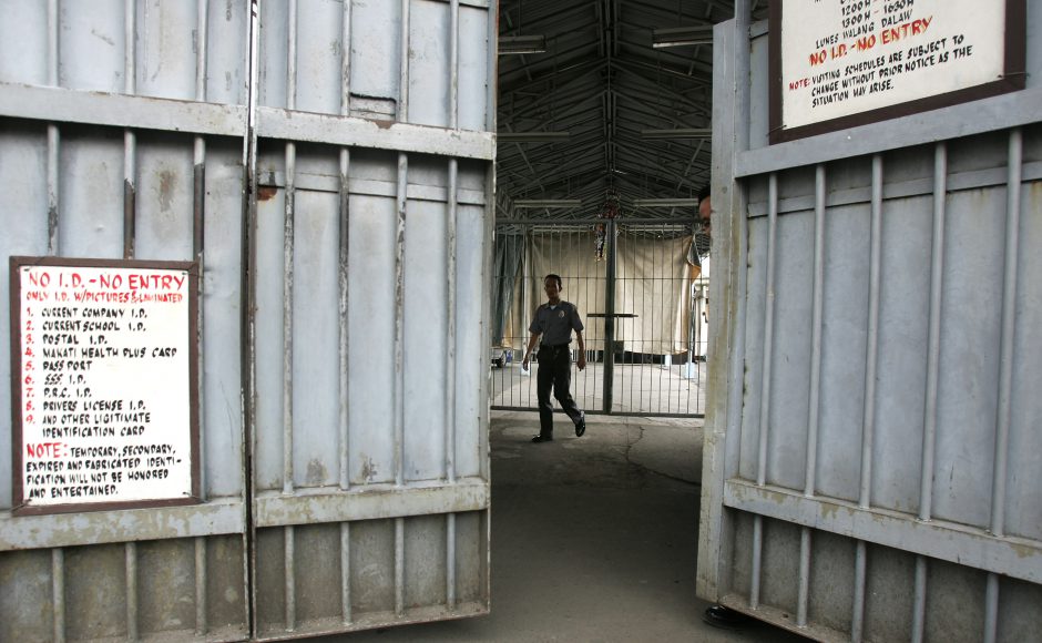 Philippines: Isis-linked extremists​ free eight militants​ in attack on jail