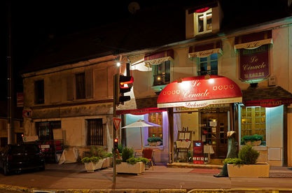 Dueño de un Restaurante Parisino Insultó, Humilló y Expulsó a dos Musulmanas por Llevar Velo 