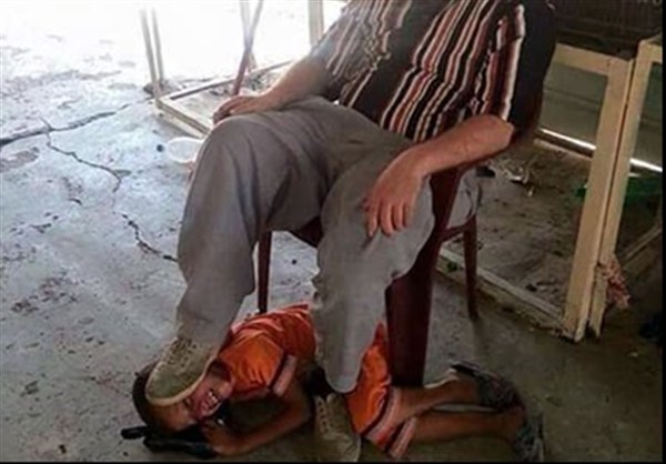 Horrific photo shows US-backed terrorist stepping on Syrian child's head