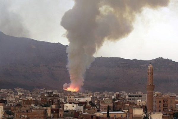 イエメン西部へのサウジの空爆で、数十人が殉教または負傷