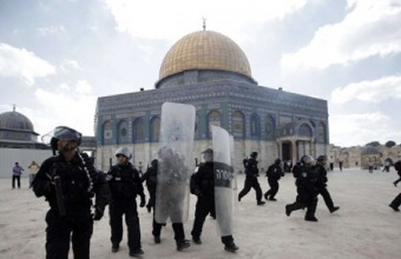 Extremist settlers, Israeli ontelligence officers raid Al Aqsa