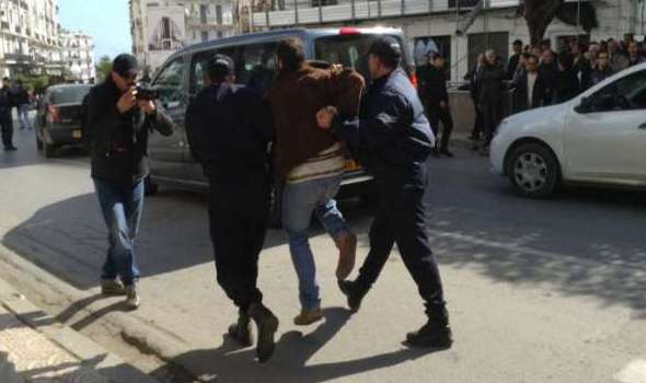الجزائر تعتقل شخصين مشتبهين بدعمهما للإرهاب