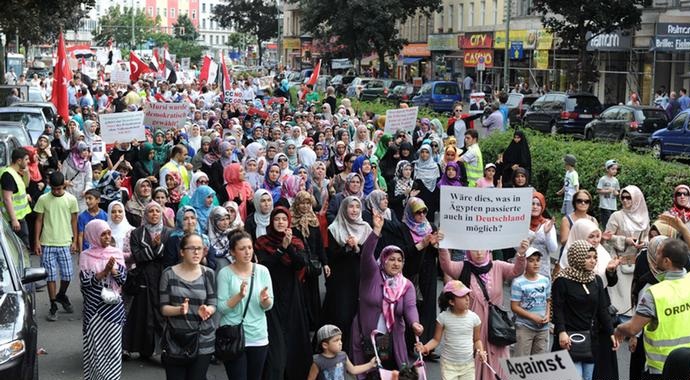 “Musulmanes se Sumaron a la Masiva Marcha Contra el Racismo y el Ultraderechismo Alemán en Berlín” 