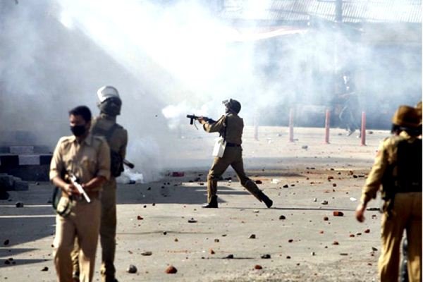 کشمیر میں فورسز کی فائرنگ سے 100 سے زائد کشمیری شہری زخمی
