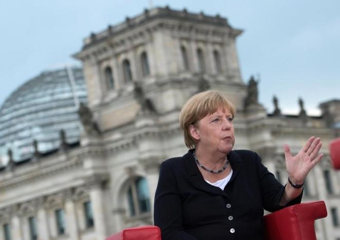  Merkel strongly defends ‘open-door’ refugee policy