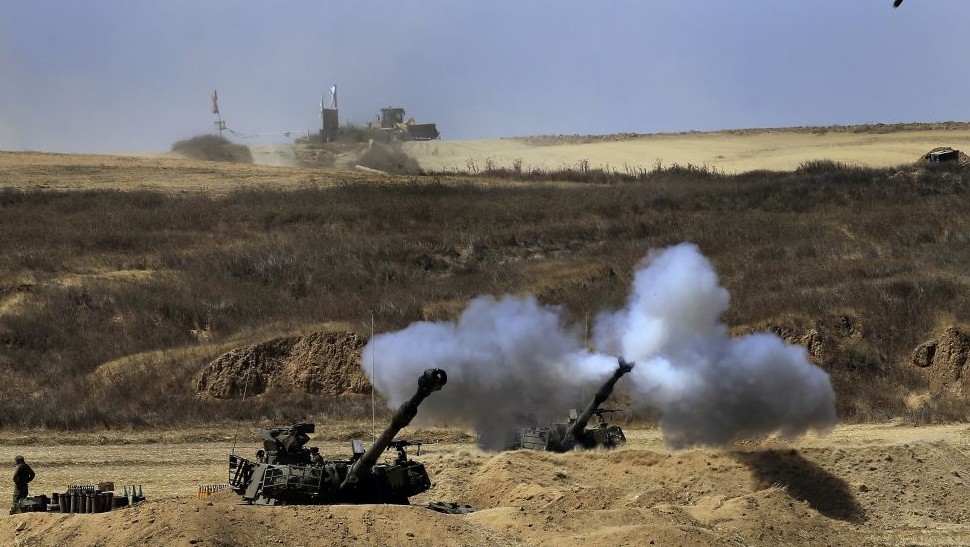 Israeli tanks fire artillery shells on farmlands in Beit Lahia, Gaza