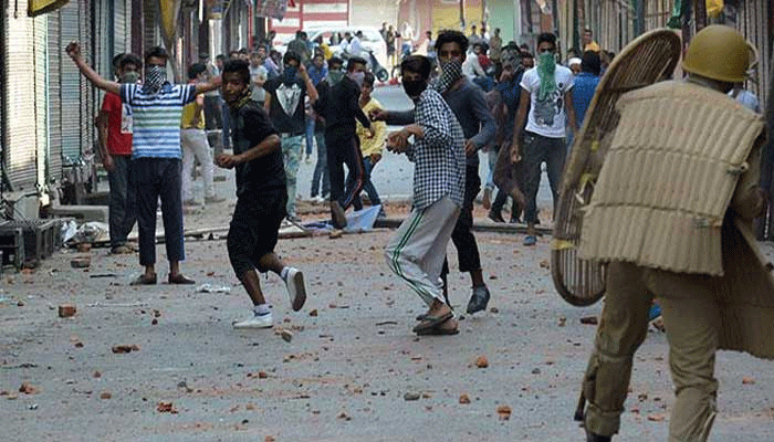 কাশ্মীরে সংঘর্ষে আহত শতাধিক 