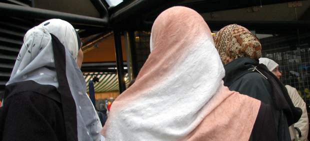 Echan a Dos Mujeres Musulmanas de un Restaurante por Llevar Velo y las Llaman "Terroristas"