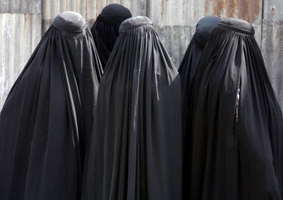 ISIS bans women from wearing burqas in security centers