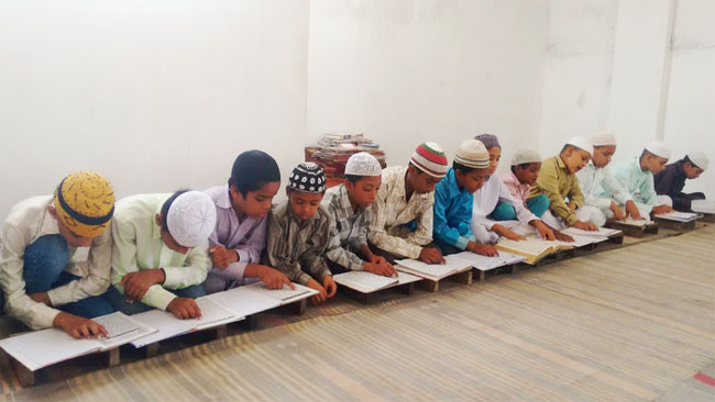 কোরআন শেখাচ্ছেন হিন্দু কিশোরী পূজা! 