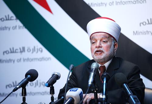 مفتي القدس يحذّر من تصاعد وتيرة الاعتداءات الإسرائيلية على الأقصى