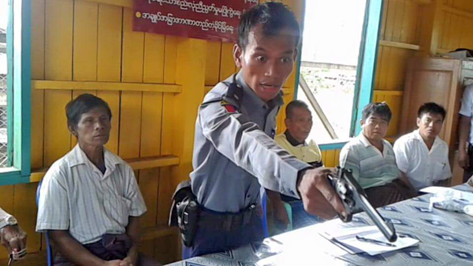 အုပ္ခ်ဳပ္ေရးမွဴးေရြးပြဲတြင္ ရြာသားမ်ားအား ေသနတ္ထုတ္ခ်ိန္ ၿခိမ္းေျခာက္ခဲ့သည့္ ရဲအရာရွိကို စံုခံုဖြဲ႕စစ္ေဆးမည္