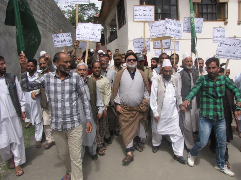 Indian forces debarred top Kashmiri Shia cleric 'Aga Syed Moosavi' to offer Friday prayer 