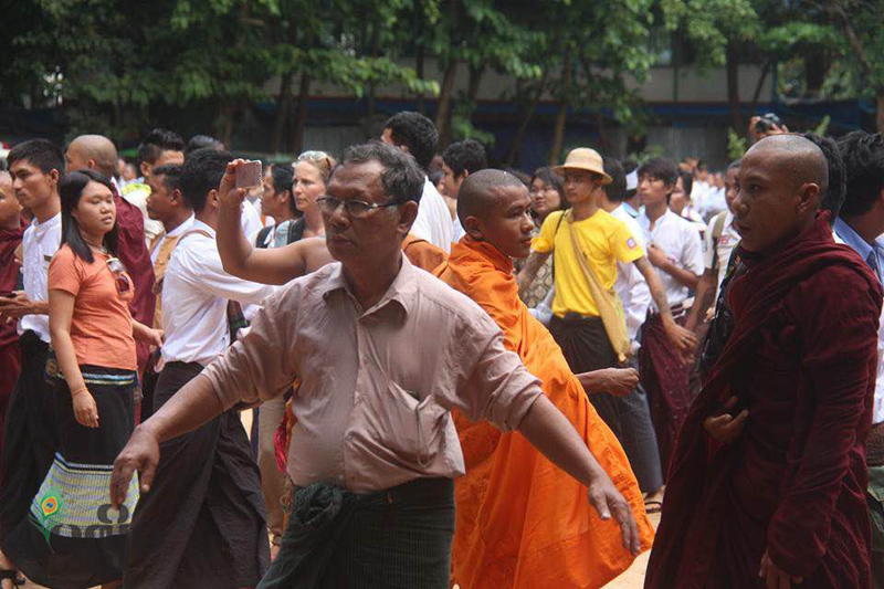  အမ်ဳိးသားေရးထိပါးေႏွာက္ယွက္သူမ်ား ကန္႔ကြက္႐ွဳတ္ခ် ဆႏၵျပသူမ်ား ႏွင့္ ေဒသခံမ်ားၾကား ႐ုန္းရင္းဆန္ခတ္ျဖစ္၍ ရဲတပ္ဖြဲ႕ ဝင္ထိန္း