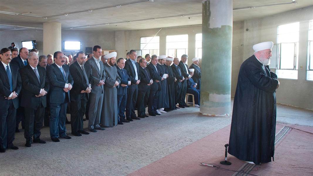 “El Presidente Bashar Al-Assad Asiste a la Ceremonia del Eid Al-Adha en Darayya” 