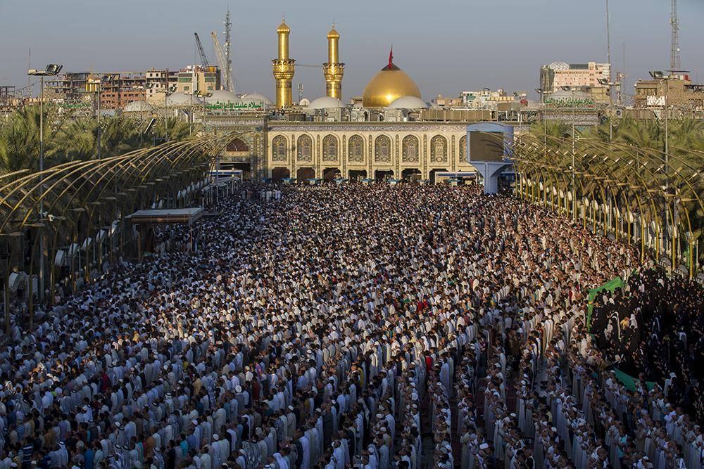 جموعُ المؤمنين تؤدّي صلاة العيد عند مرقدي الإمام الحسين وأخيه العبّاس(ع) + (صور)