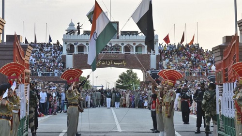 کشمیر میں تشدد، ہندوستان پاکستان باڈر پر میٹھائیاں تقسیم