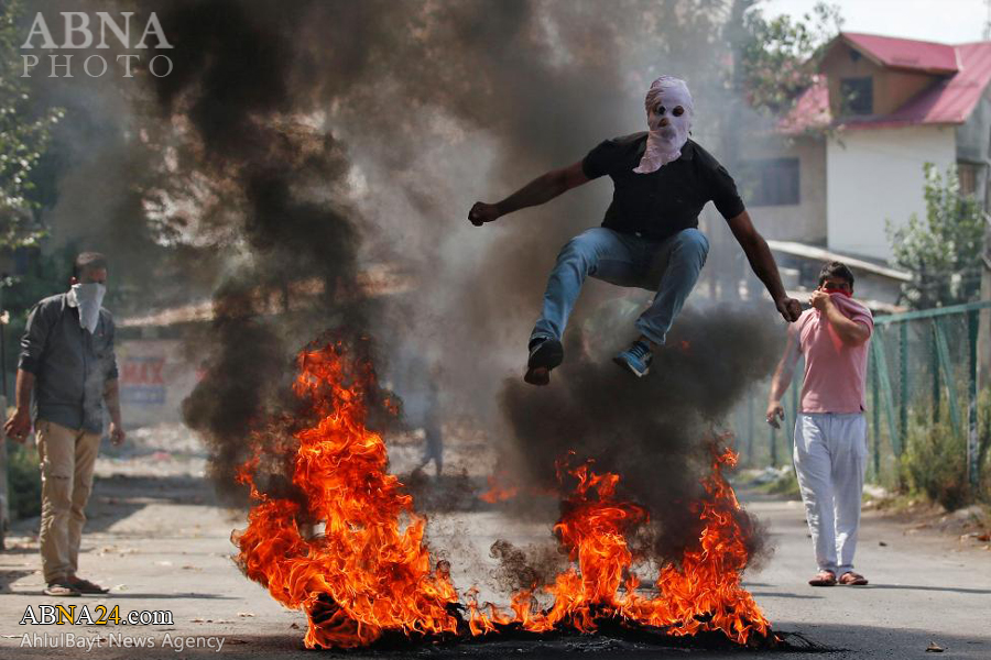 کشمیر میں پر تشدد مظاہروں کا سلسلہ جاری، بیشتر علاقوں میں کرفیو نافذ+ تصاویر