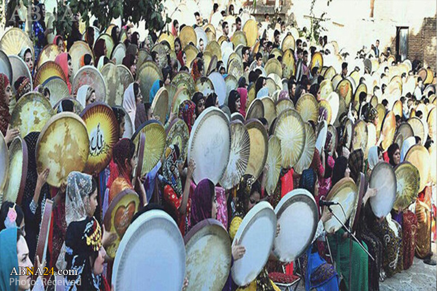 ۱۰۰۰ ئامێری دەف لە عەمارەتی خەسراوای شاری سنە هاوکات مۆسیقای عێرفانیان ژەنی