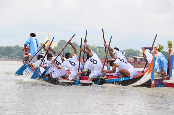 ေတာ္သလင္းခါ ျမစ္ျပင္ေပၚ အားစိုက္ကာ ေလွာ္