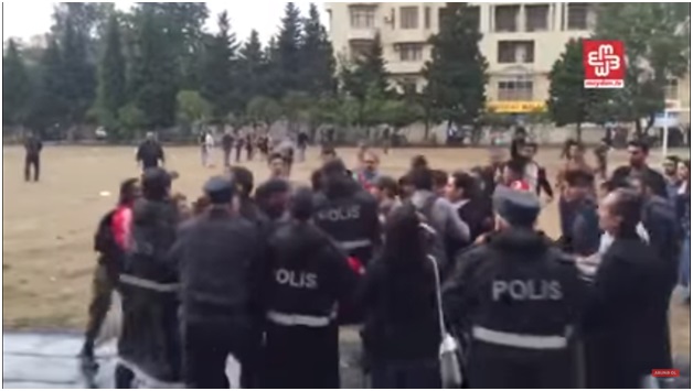 Полис 17сентјабр митингиндә журналистләри вә фәаллары сахлајыб - Фото 