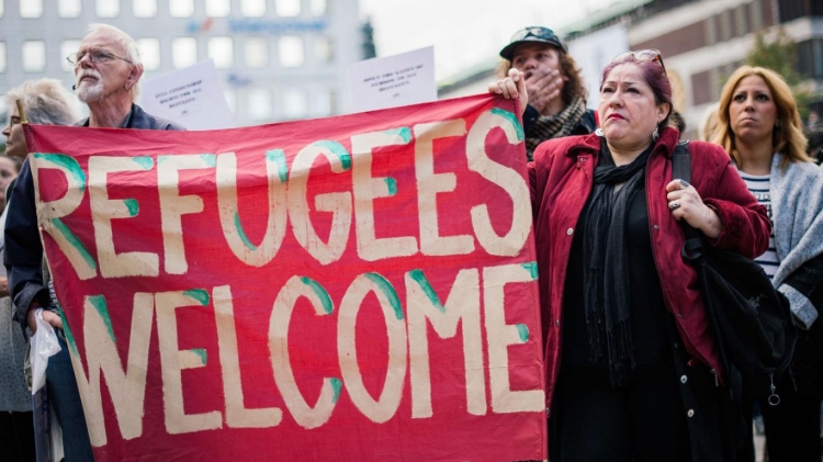 Thousand of pro-refugees protest in London 