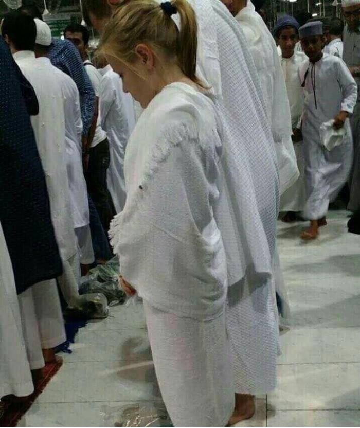Former Lebanese PM's daughter performs Hajj without hair cover, Muslims outraged