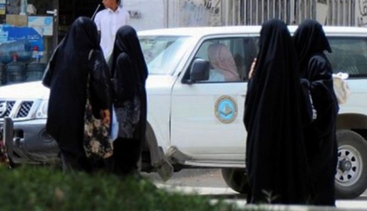 عضو بالهيئة يصرخ على فتاة داخل السوق:"لا يجوز وجودك هنا"!+ (فيديو)