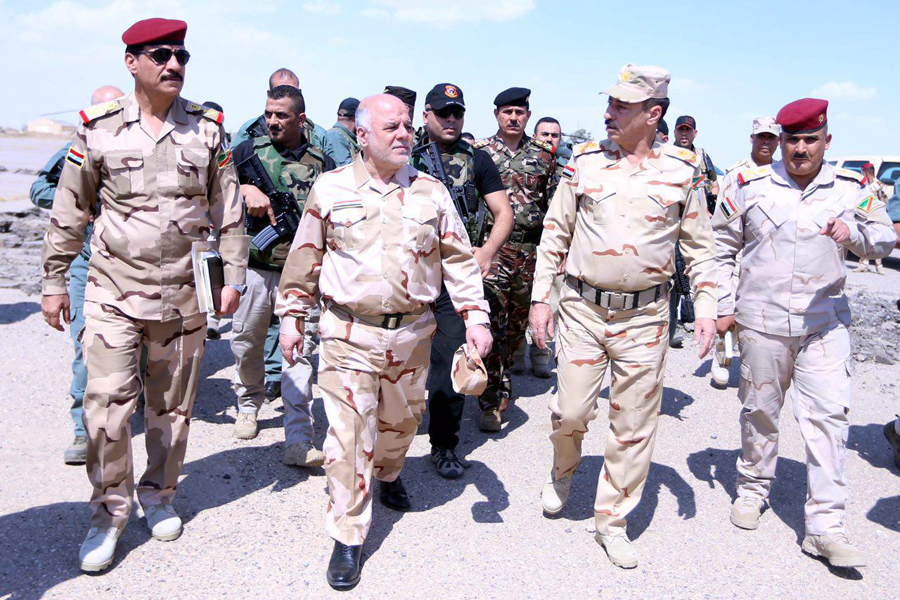 رئيس الوزراء العراقي يزور الاهالي في القيارة ويتفقد القوات المسلحة