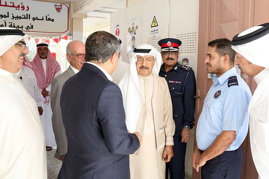 البحرينيون يرفضون استقبال "خليفة سلمان" في السنابس التي تحاصرها الاجهزة الامنية