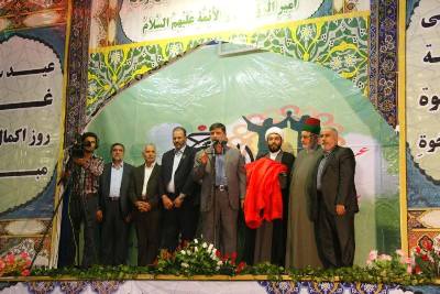 العتبة الحسينية تهدي راية الإمام الحسين(ع) لأهالي مدينة كارون الإيرانية