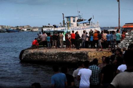 بعد انقلاب قارب مهاجرين وموت 43 شخصا مصر تحبس 4 من طاقمه