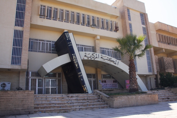 مسلحون يحرقون مكتبة لداعش بعد قتل حارسها في الموصل