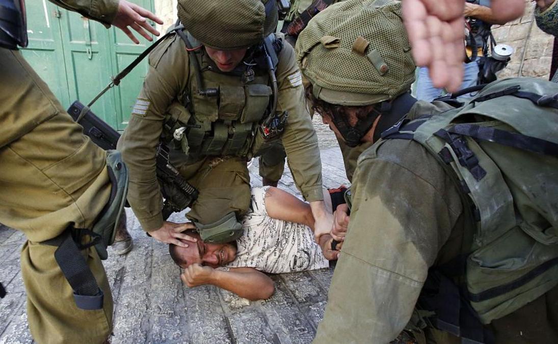 إصابة فلسطيني بالرصاص الإحتلال قرب مدينة الخليل