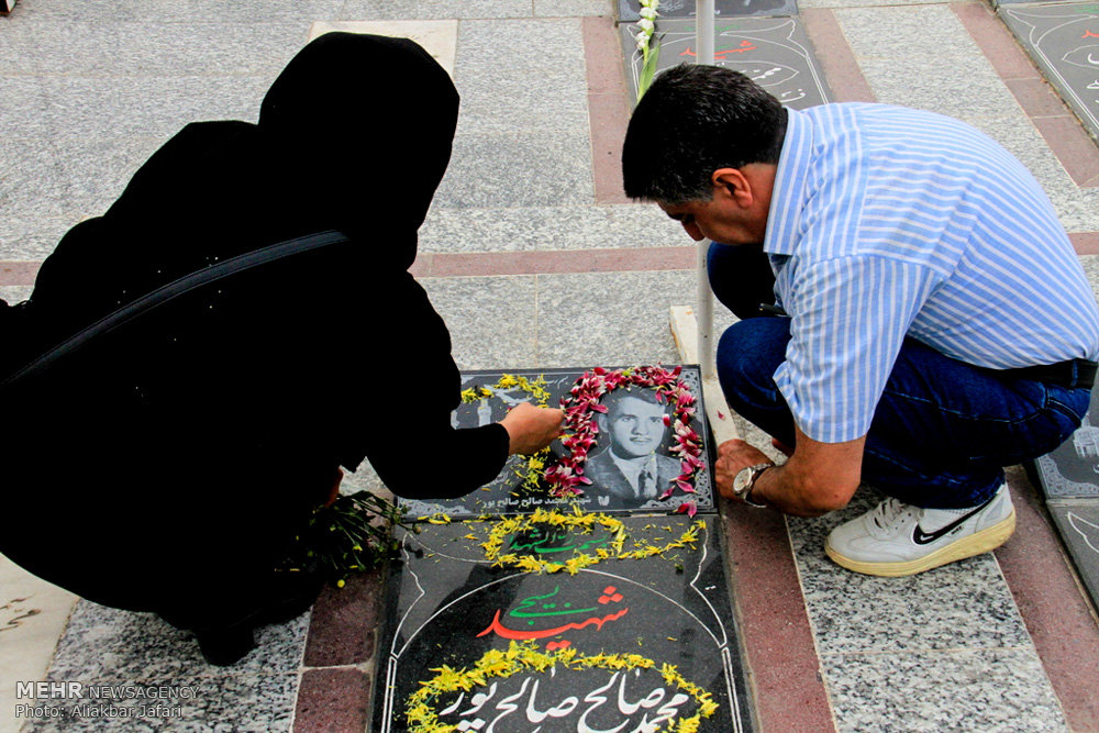 تصویری رپورٹ: گرگان میں ہفتہ دفاع مقدس کی مناسبت سے شہداء کے مزار سے غبار روبی