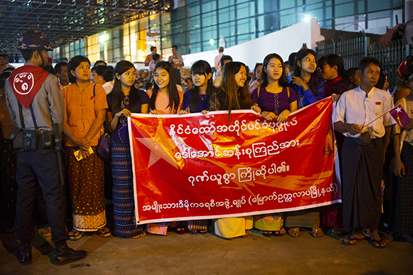 ၿဗိိတိန္ႏွင့္ အေမရိကန္ခရီးစဥ္မွ ေဒၚေအာင္ဆန္းစုၾကည္ ျပန္လည္ေရာက္ရွိ၊ ခရီးပန္းသည့္ဒဏ္ခံစားေန