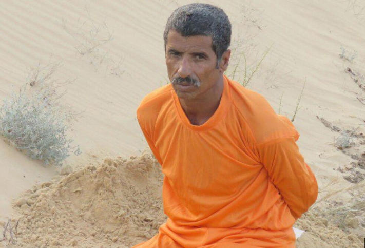 داعش التكفيري يعدم شخصا بتهمة التعاون مع الجيش المصري في سيناء + (صور)