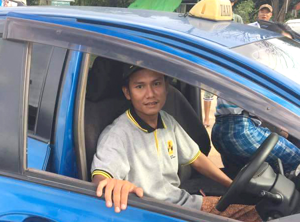 အငွားကားေပၚေမ့က်န္ခဲ့ေသာ က်ပ္ သိန္းတစ္ေထာင္တန္ဖိုးရိွ ရတနာမ်ားကုိ ယာဥ္ေမာင္းက ပိုင္ရွင္ထံ ျပန္လည္ေပးအပ္ ပုိင္ရွင္မိသားစုက ဂုဏ္ျပ