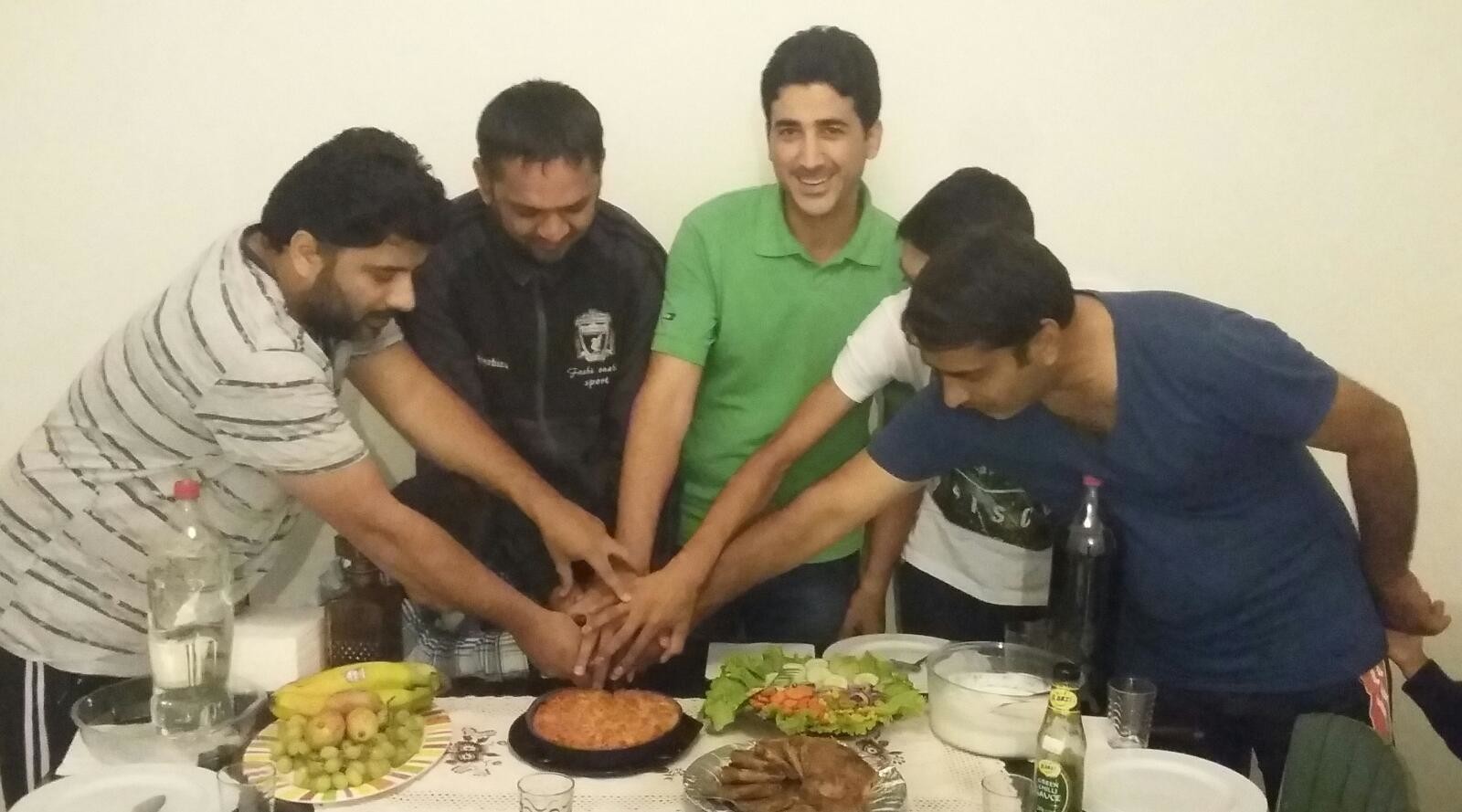 پرتگال میں عید ولایت پر کیک کاٹنے کی رسم کی ادائیگی+ تصویریں