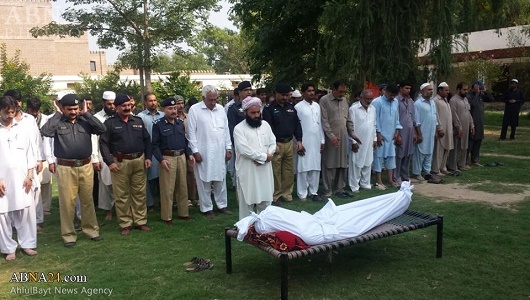 Vahabiler Pakistanlı Şiilerin Hüseyniye’sini Koruyan Şii Polisi Şehit Etti/Sünni Alim, Şii Polis’e Cenaze Namazı Kıldırdı/Foto