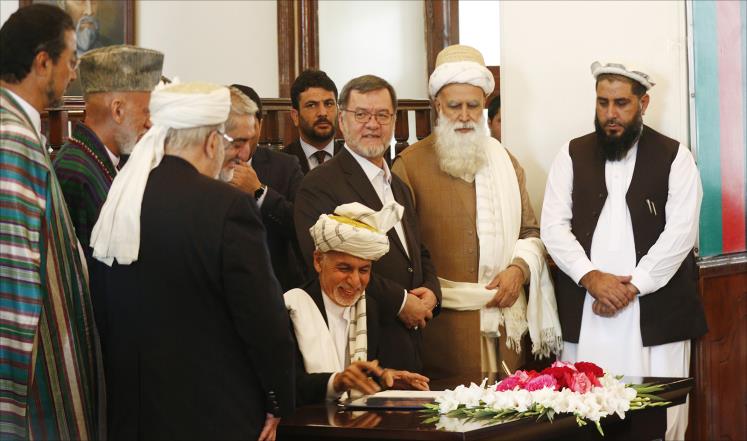 الرئيس الافغاني يوقع اتفاق سلام مع حكمتيار الذي تتهمه منظمات بالضلوع في العديد من المجازر