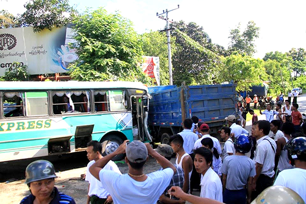 ကုန္တင္ယာဥ္ႏွင့္ ခရီးသည္တင္ယာဥ္ တိုက္မိၿပီး လူ ၁၂ ဦး ဒဏ္ရာရ၊ ယာဥ္ေမာင္းထြက္ေျပး