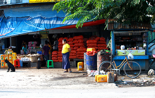 ဘုရင့္ေနာင္ပြဲ႐ုံမ်ားတြင္ ယခင္ႏွစ္ကာလတူထက္ အေရာင္းအ၀ယ္ ထက္၀က္ခန္႔ က်ဆင္းေနဟုဆို