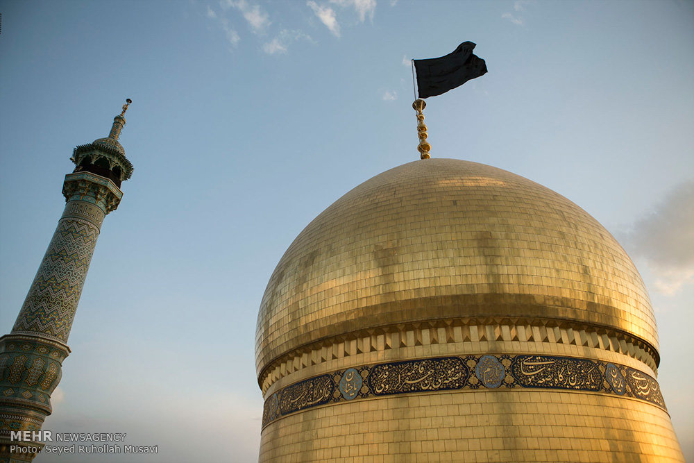 تصویری رپورٹ: حضرت معصومہ (س) کے گنبد پر سیاہ پرچم نصب