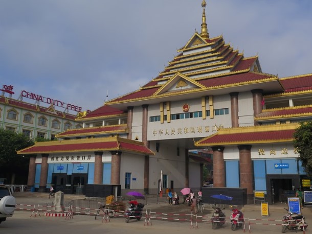 တ႐ုတ္ဘက္မွ အဖမ္းအဆီးမ်ားေၾကာင့္ မူဆယ္နယ္စပ္တြင္ ဆန္အိတ္ေရ ၃ သိန္းနီးပါး ပိတ္မိေန