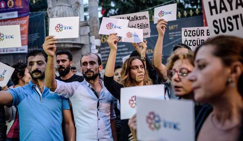 المئات يتظاهرون احتجاجا على إغلاق قناة تلفزيونية مؤيدة للأكراد 