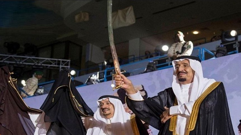 آل سعود کی عیاشیاں، ملازموں کی تنخواہوں میں کمی، عوام برہم