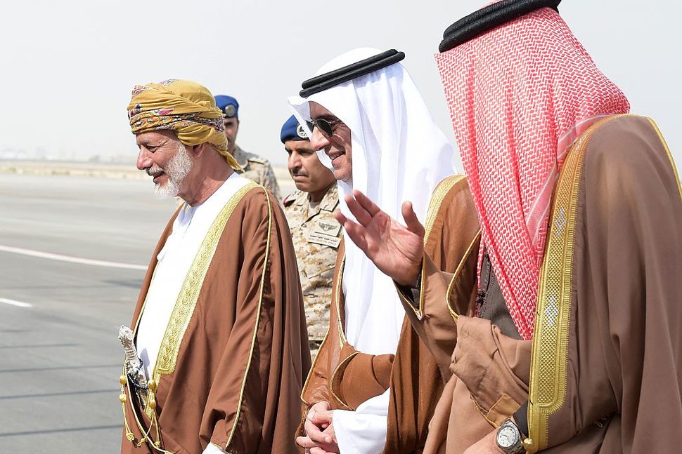 Omán Ofrece su Disposición para Cooperar en la Búsqueda de una Solución Pacífica a Guerra en Yemen