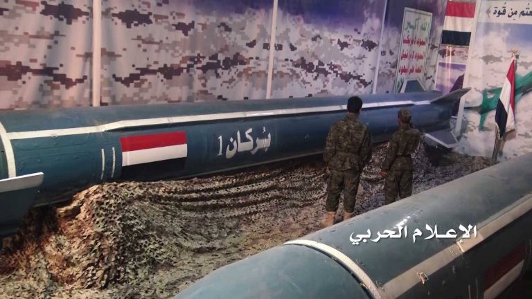 فيديو / الجيش اليمني يلحق اضرار كبيرة بعد قصف قاعدة الملك فهد الجوية بالسعودية